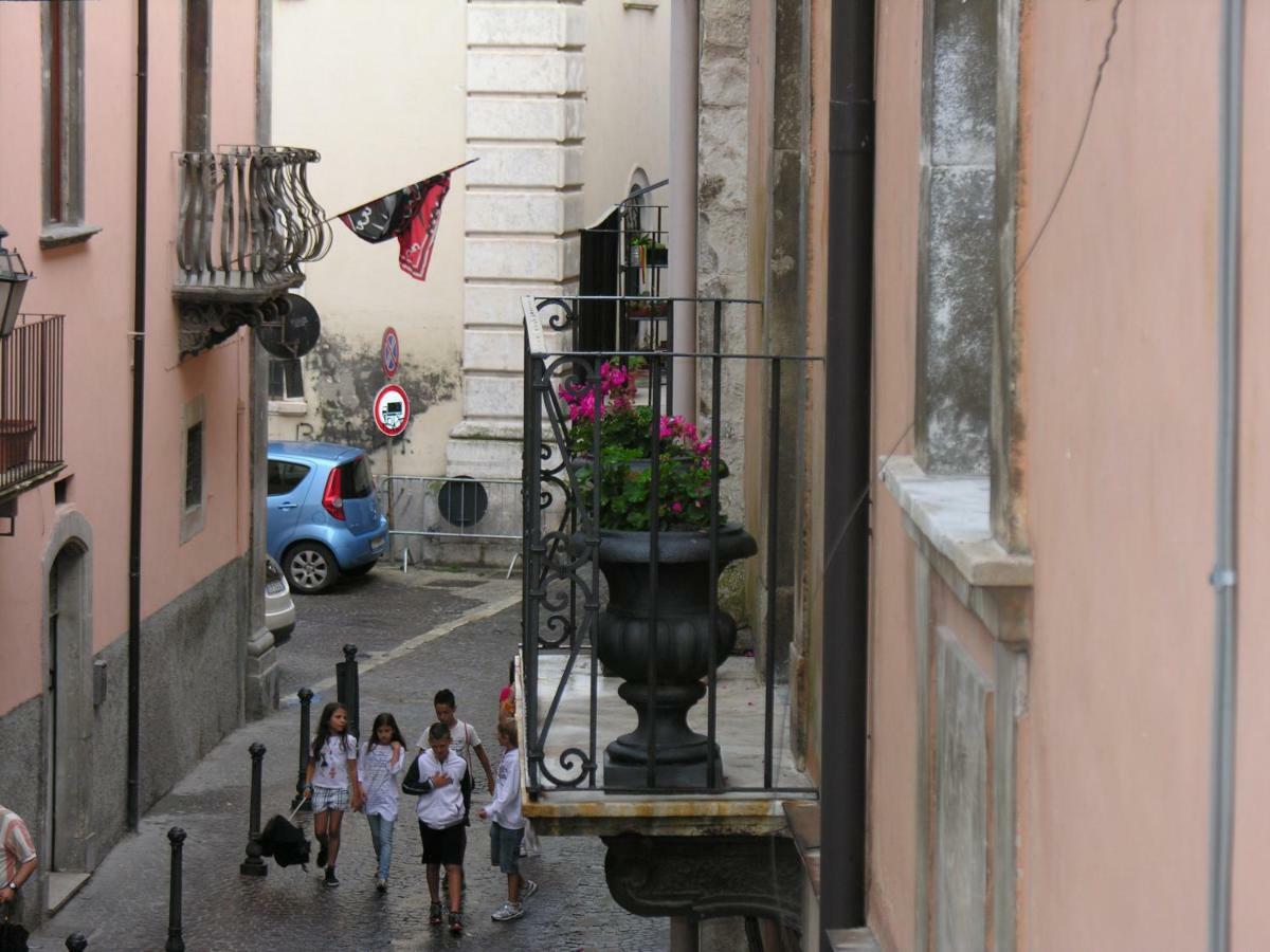 Palazzo Salini - Appartamento Familiare Sulmona Kamer foto